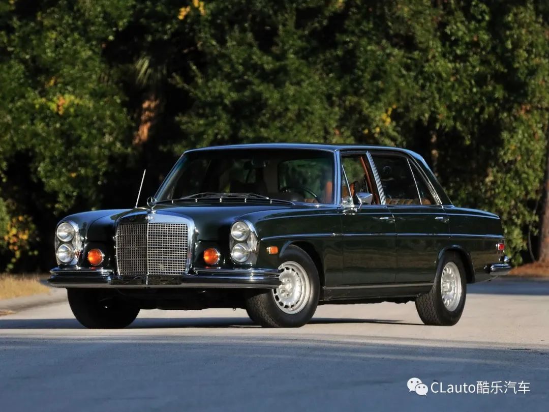 当时一位奔驰的高管听到w109轿车在测试赛道上发出熟悉的v8声浪时