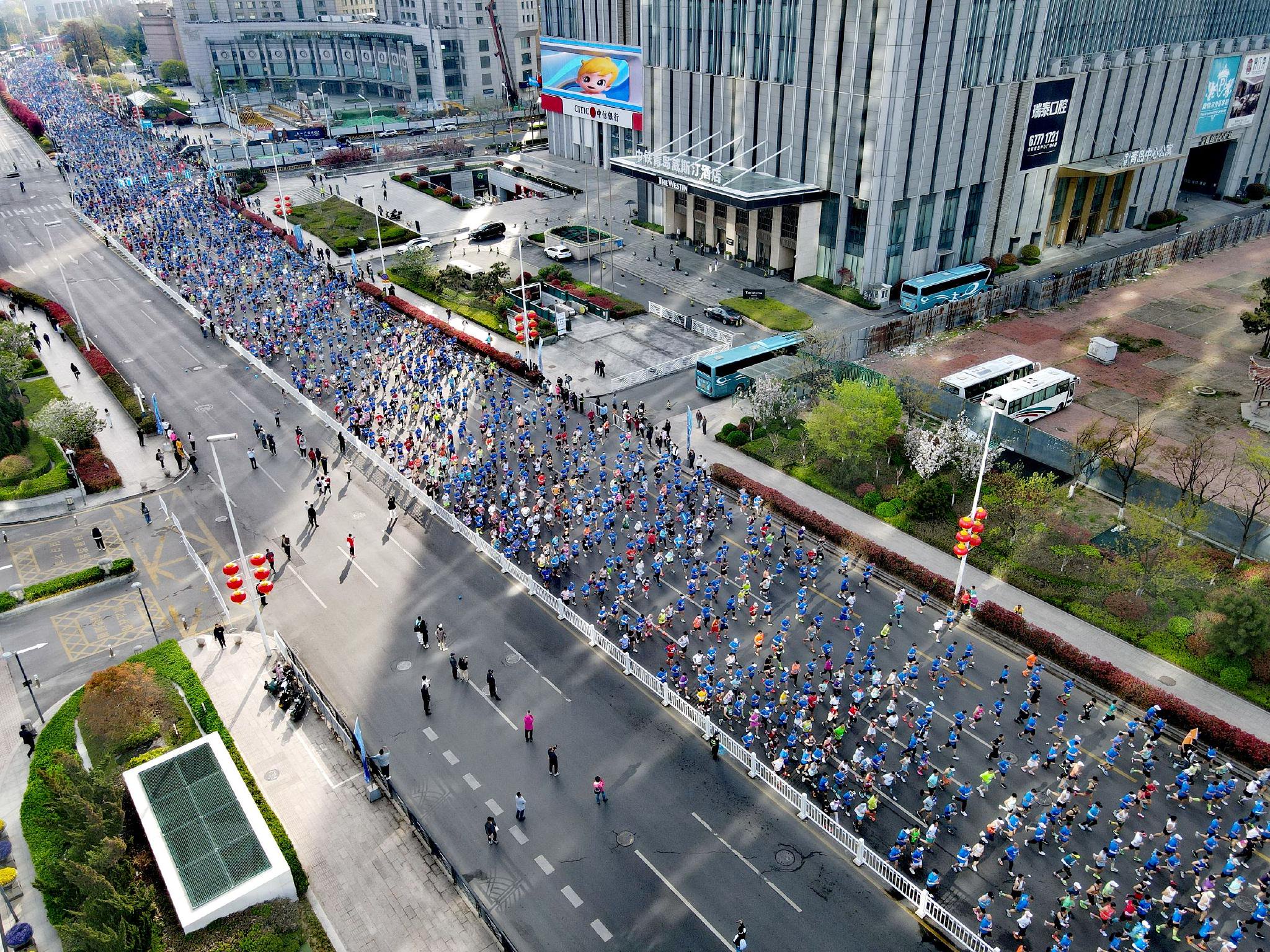 中国"马拉松周末"太火热!近50万名跑者同日起跑