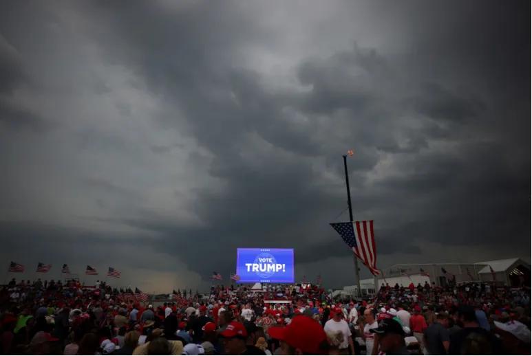 当地时间4月20日，在美国北卡罗来纳州威尔明顿，美国前总统特朗普的竞选集会上空乌云密布。图源：外媒