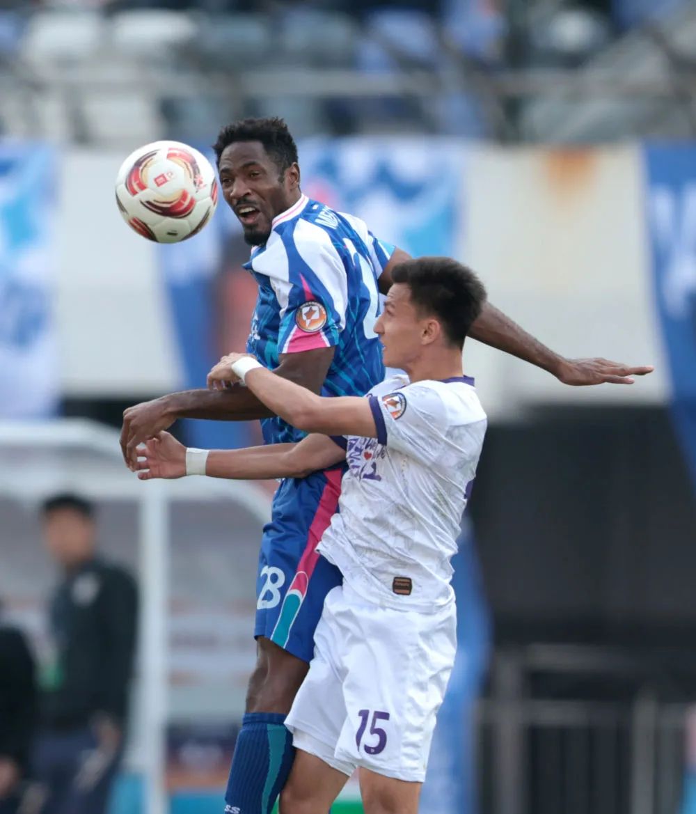 石家庄功夫队球员梅西·保利(左)与黑龙江冰城队球员苏毕·阿布力