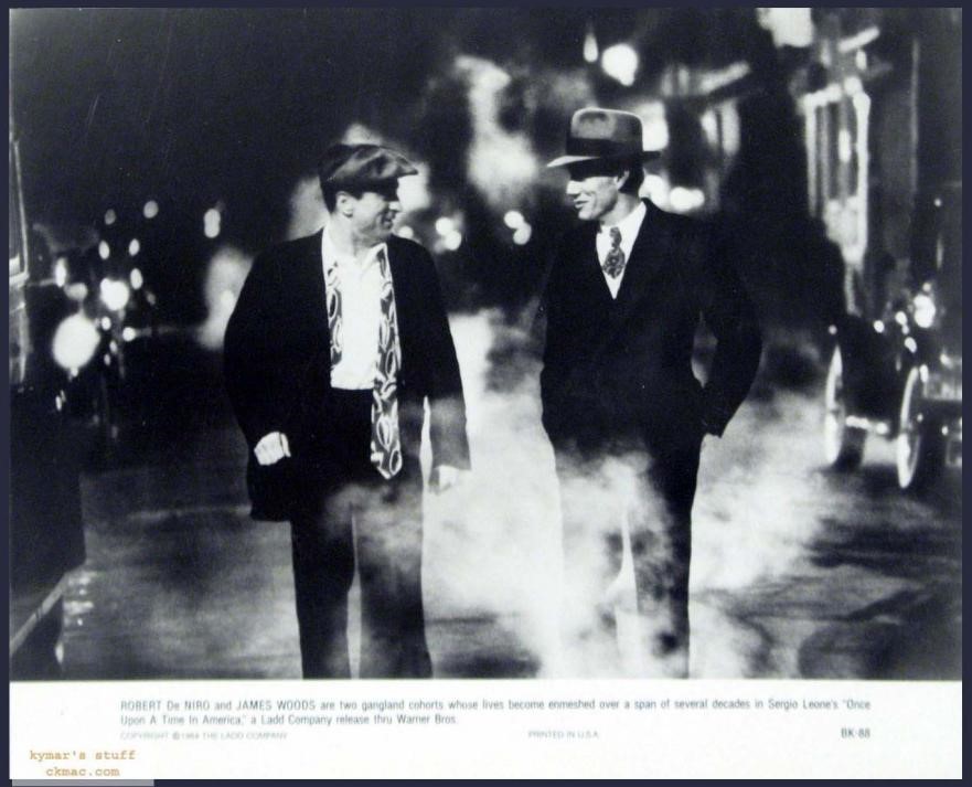 影片中很多出现的镜子、烟气、光影等变化，都像人物的跳跃的思绪，增强了影片的一种梦幻气质。