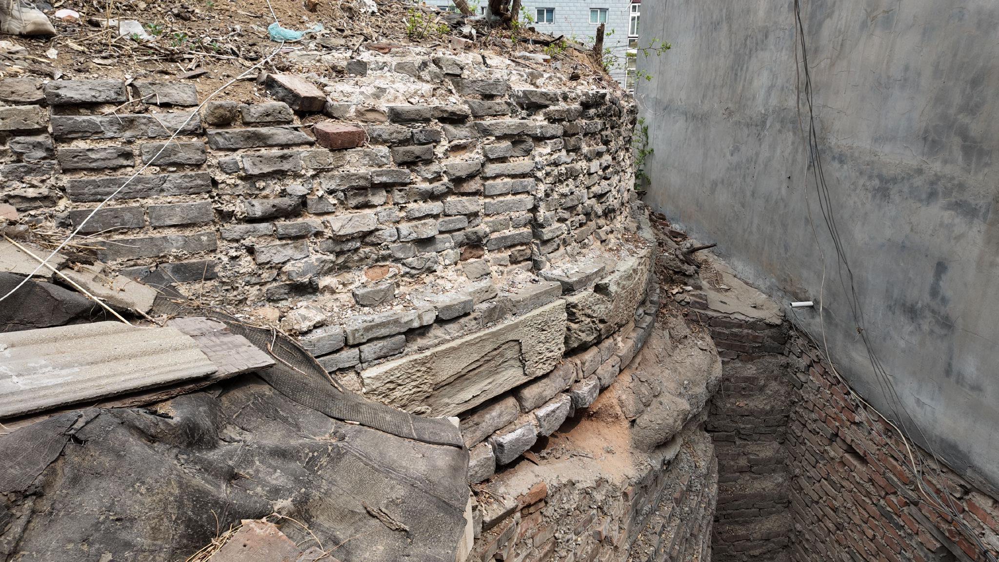 海澱一小區內圓柱體建築疑似墩台?專家:是明代建築可能性很大 - 新浪香港