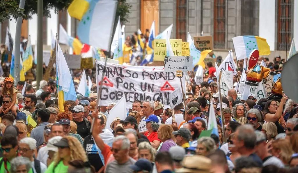 "受够了!"西班牙数万人上街要求"暂停旅游"_新浪财经_新浪网