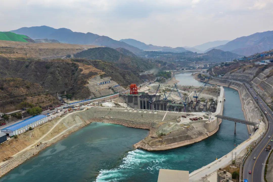 近日,四川攀枝花的金沙江银江水电站大坝建设现场,塔吊林立,机器轰鸣