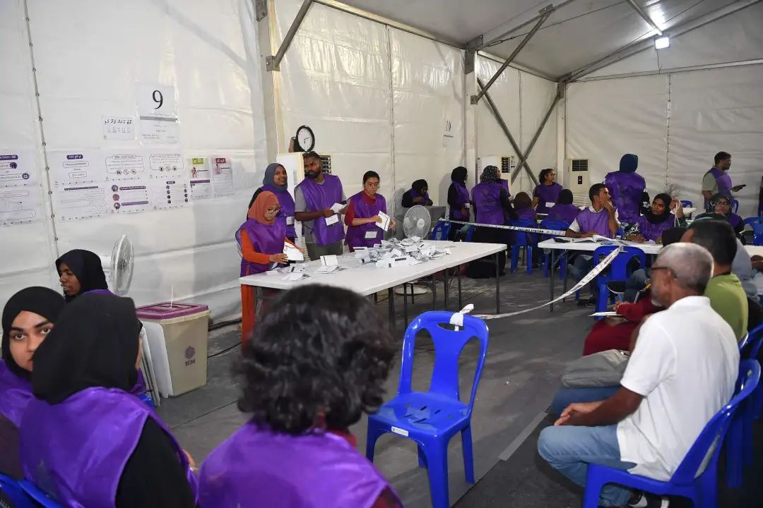 当地时间4月21日，马尔代夫首都马累，官员在投票站准备计票 图源：视觉中国