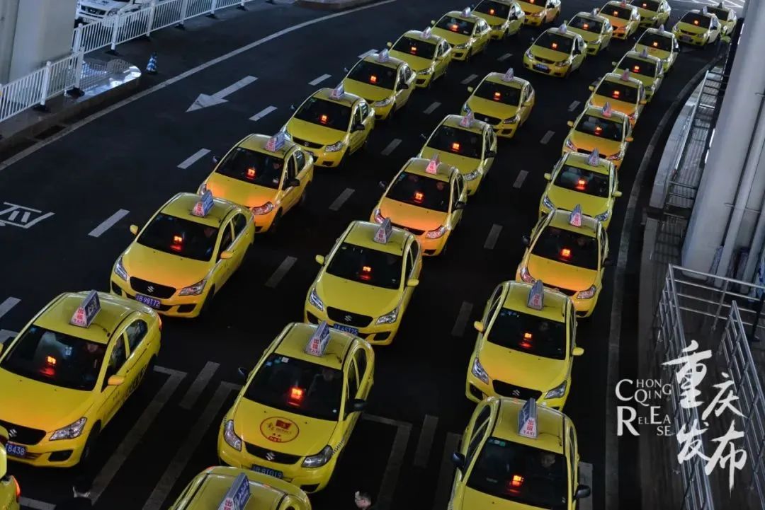 在重庆，无论是机场还是火车站，黄色出租车已经是游客们到重庆第一站打卡点。 （资料图）邹乐 摄