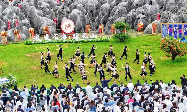 4月22日,2024年四川·兴文苗族花山节在宜宾市兴文石海景区开幕,该