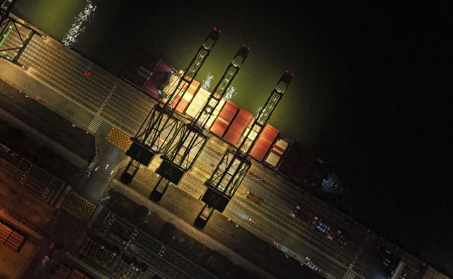 2024年1月16日，大型集装箱班轮“巴赫”号靠泊在天津港太平洋国际集装箱码头（无人机照片）。新华社记者 赵子硕 摄