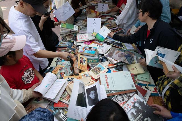 4月21日,北京朝阳公园,2024年北京书市上,市民们在挑选旧书.