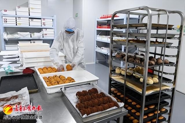 　　4月18日，新疆九谷一仓食品有限公司食品生产车间，工人正在加工制作面食糕点。记者陈岩摄