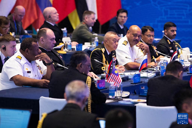 4月22日，西太平洋海军论坛第19届年会在山东青岛开幕。图为参会代表出席论坛年会。（图源：新华社）