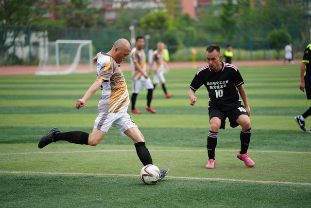 九支校友队绿茵逐梦 四川轻化工大学第八届城际校友足球赛在南充成功