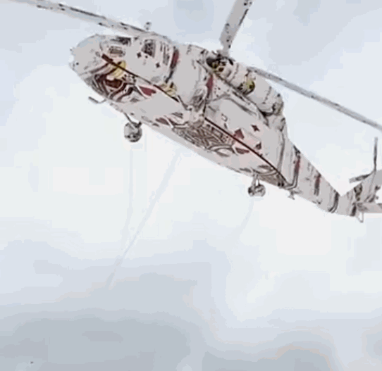 周围的小风筝像极了战斗机随便一出手,就是一艘硬核航母,上面叠加战机