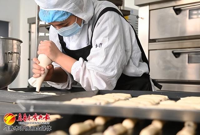　　4月18日，新疆九谷一仓食品有限公司食品生产车间，工人正在加工制作面食糕点。记者陈岩摄