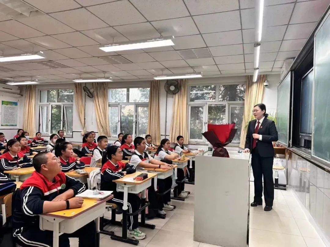 近日,大兴法院黄村法庭杨雪法官前往大兴一中,开展京法巡回讲堂