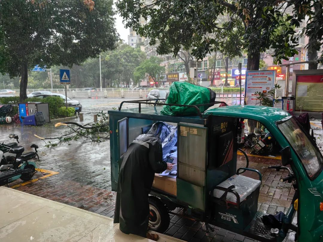 全力以赴,广东邮政快递业迎战暴雨