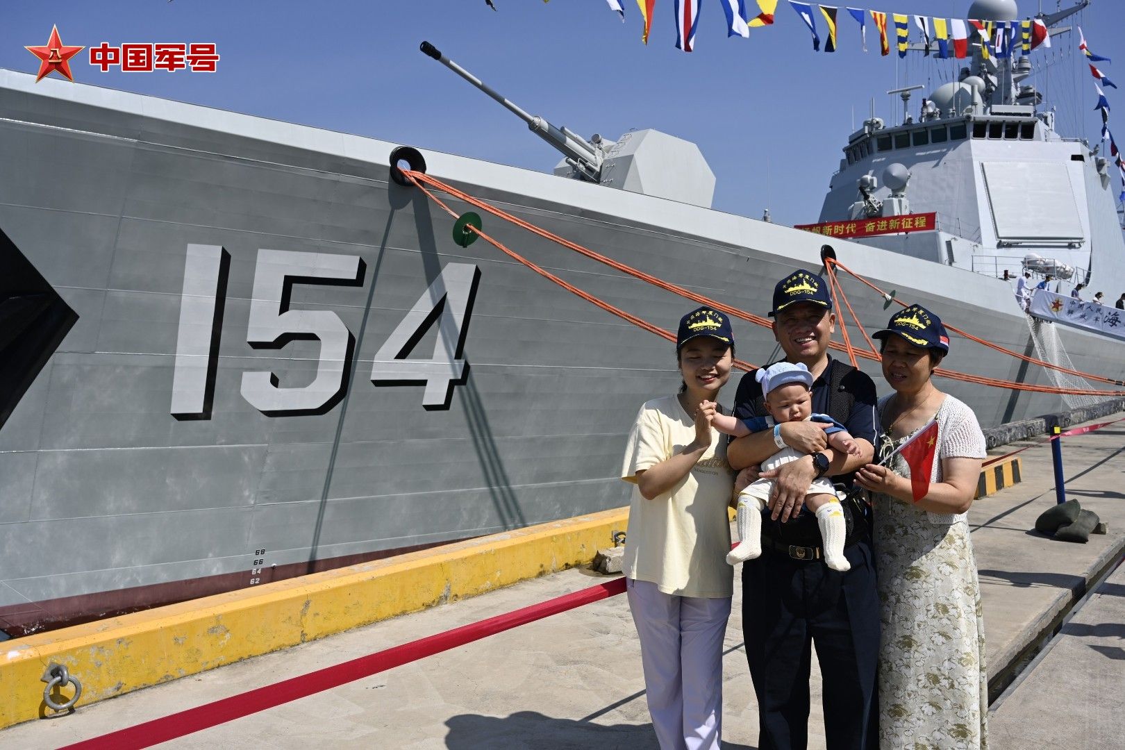 人民海军75周岁生日前夕,厦门舰举办开放日活动