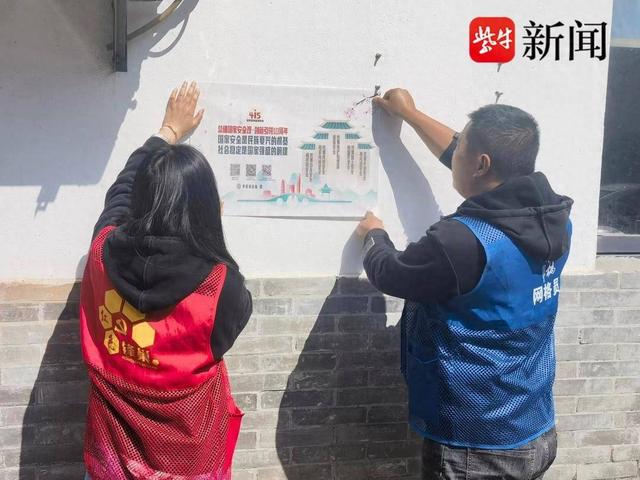 学校还通过悬挂横幅,升旗仪式,国旗下讲话,校园广播和手抄报等多种