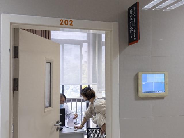 2024年4月3日,上海交通大学医学院附属第九人民医院,患者在呼吸道门诊
