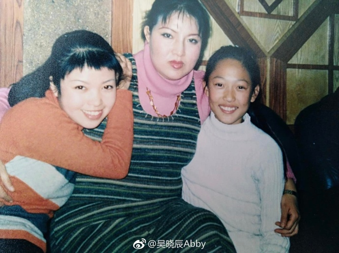 图3 源自吴晓辰的微博，最右侧为14岁的吴晓辰