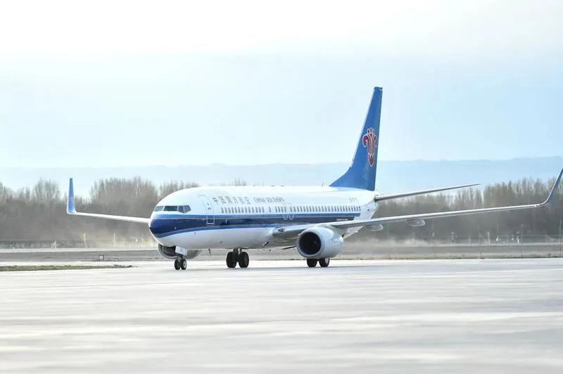 4月11日，克拉玛依古海机场，南方航空执飞的广州—郑州—克拉玛依航线复航。克拉玛依融媒实习记者 努尔夏提·尼加提 摄