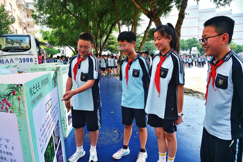 4月19日,南宁市图书馆到南宁市三美学校开展2024年流动书香进校园活动