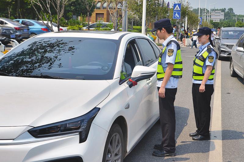 在火车东站,南宁市交通执法支队执法人员核验出租车相关证件.
