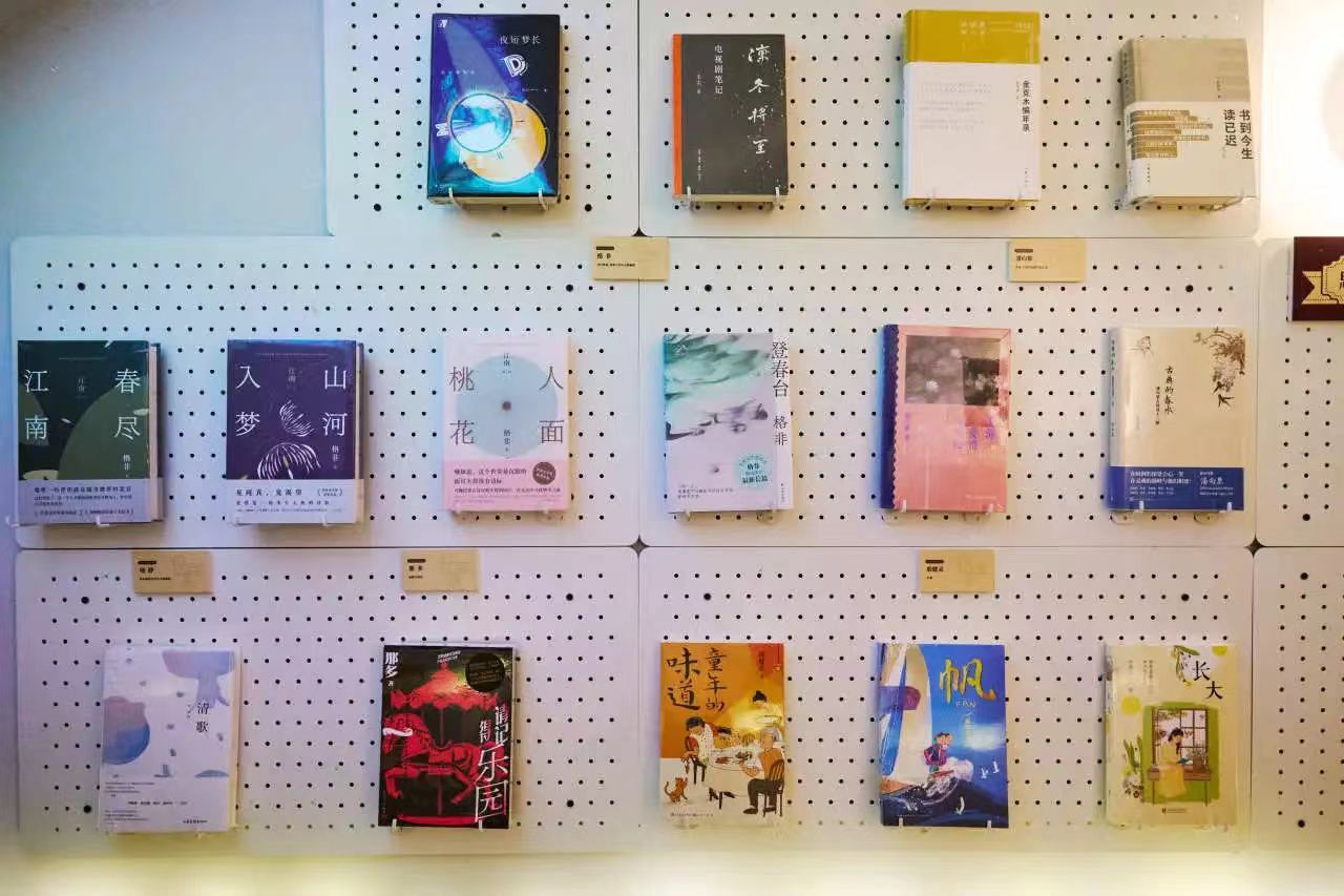 潘向黎,格非,毛尖,殷健灵,那多,黄德海,项静将作为荣誉店长轮流来思南