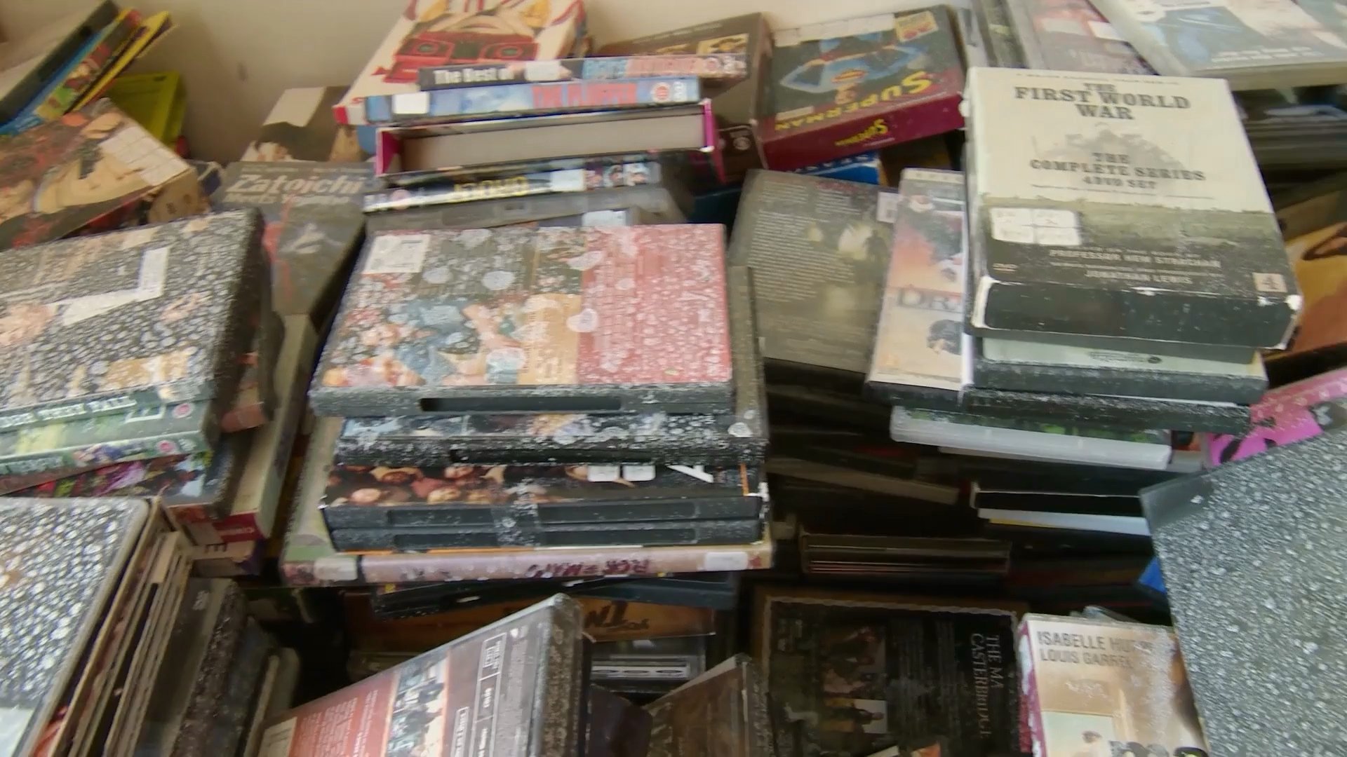 这批碟片存放的条件相当糟糕故事进展到这里,已经不难发现,在这部纪录