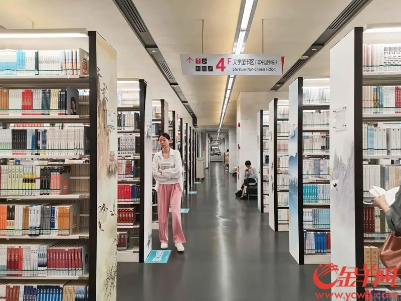 读者在广州图书馆里挑选书籍广州此次调整外借期限为21天,亦是根据