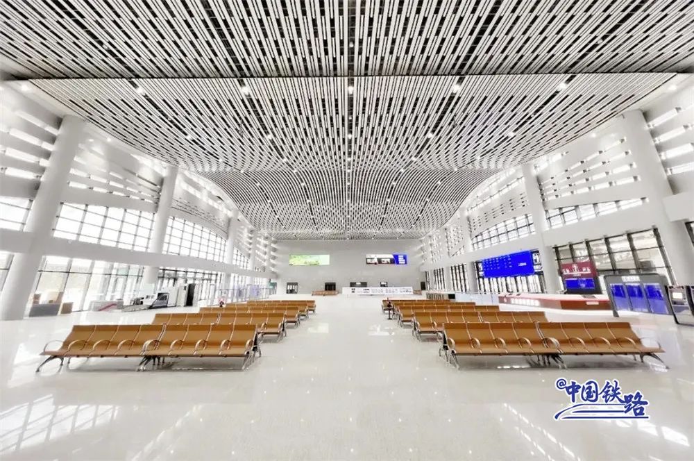 神鸟"为文化内核,建筑造型如飞鸟展翅,与成都天府国际机场遥相呼应