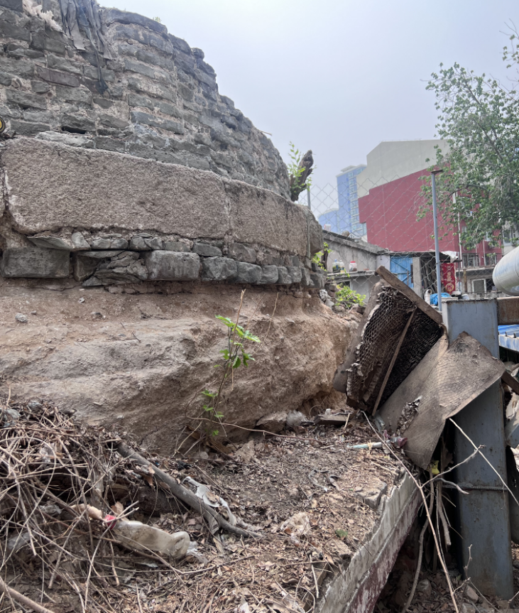 海澱一小區內圓柱體建築疑似墩台?專家:是明代建築可能性很大 - 新浪香港