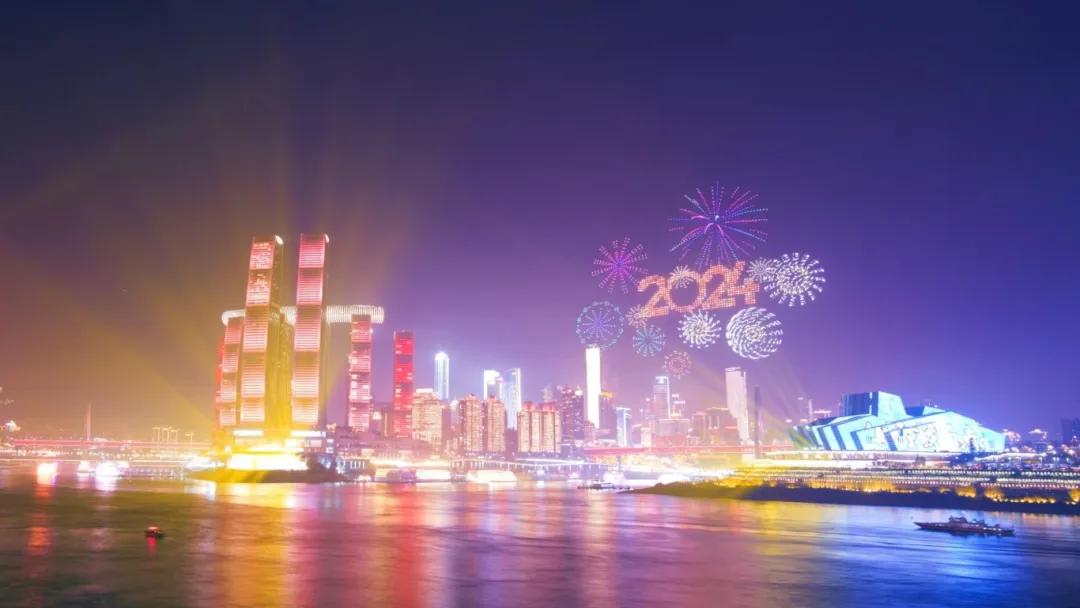 2月9日，大年三十，2024重庆“两江四岸”灯光展演现场。 陈启宁 摄