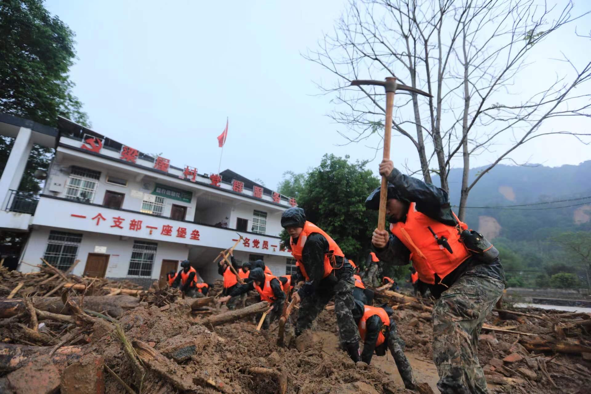 线"——武警广东总队韶关支队300名官兵紧急投入江湾镇抗洪抢险救援