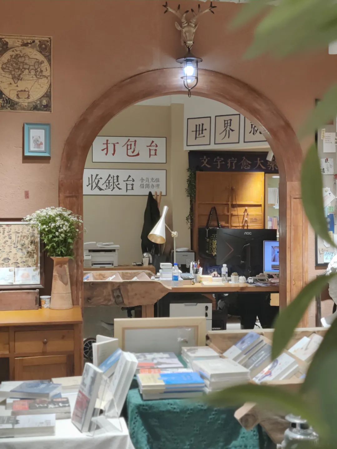 特别是展示云南本地风物的手绘明信片,2元一张,写完以后盖上独家印章