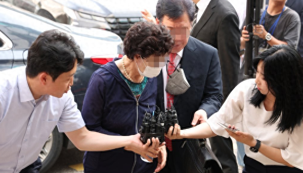 2023年7月21日，在京畿道议政府地方法院，尹锡悦的岳母崔恩顺（左二）在走入法院时被记者提问 资料图 图源：韩媒