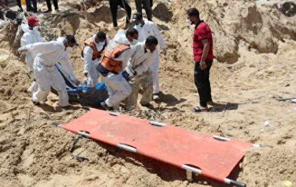 加沙地带南部汗尤尼斯市纳赛尔医院，民防部门挖出至少210具尸体。图源：外媒