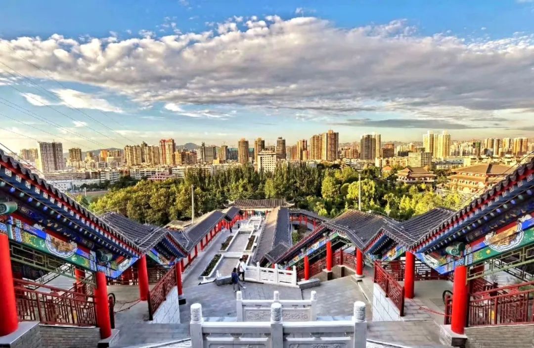 金城楼主要以西固历史文化为载体始建于上世纪八十年代初金城公园是