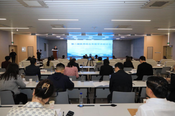 会议现场扬州技师学院党委书记苏爱根代表承办单位致欢迎辞.