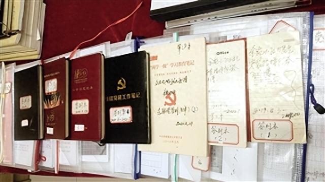 "4月18日,中原区汝河路街道金苑社区的退休党员李纪念在社区遇上焦急