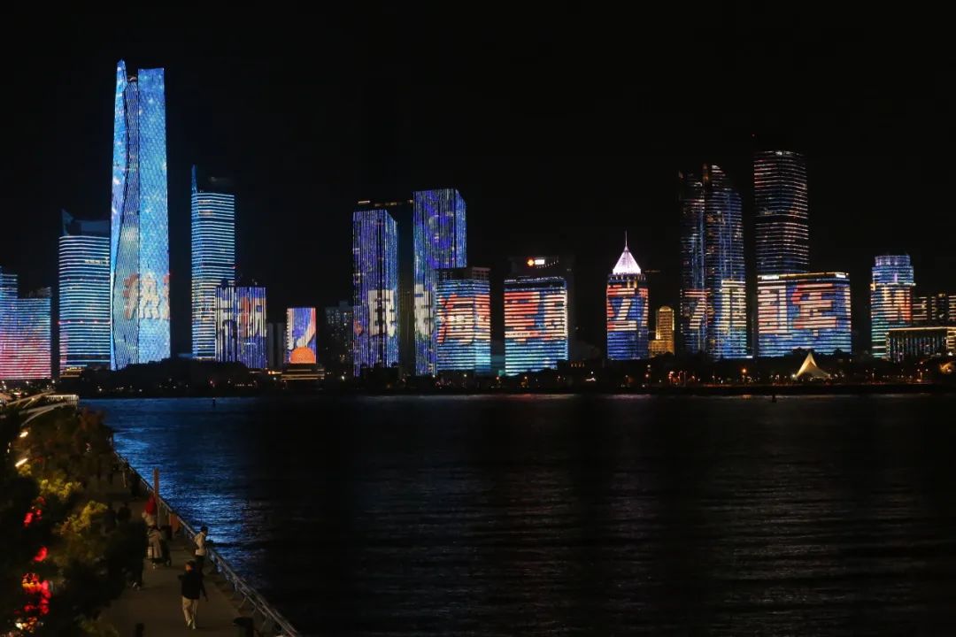 随着4月23日人民海军成立75周年生日的脚步接近,青岛全城开展了一系列