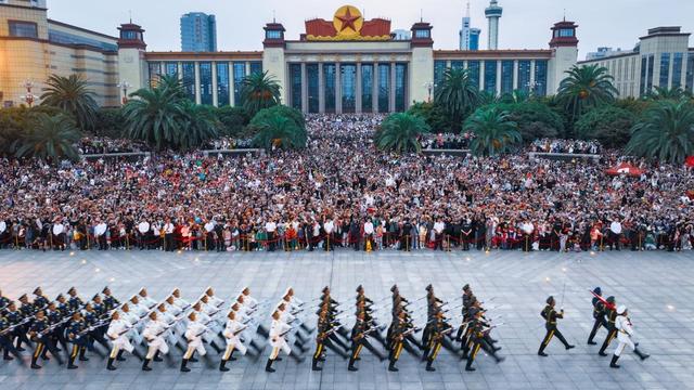 图说：南昌“八一广场”升国旗仪式，成为“南昌，登场皆英雄”最好注解。 南昌日报记者马悦 摄