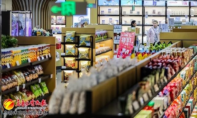 　　4月22日，美林购跨境保税购物体验中心的进口食品种类丰富。记者米热扎提·木塔力甫摄