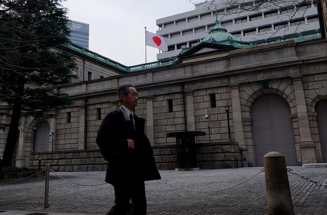 3月19日，一名行人从日本东京的日本银行总部前走过。新华社记者张笑宇摄