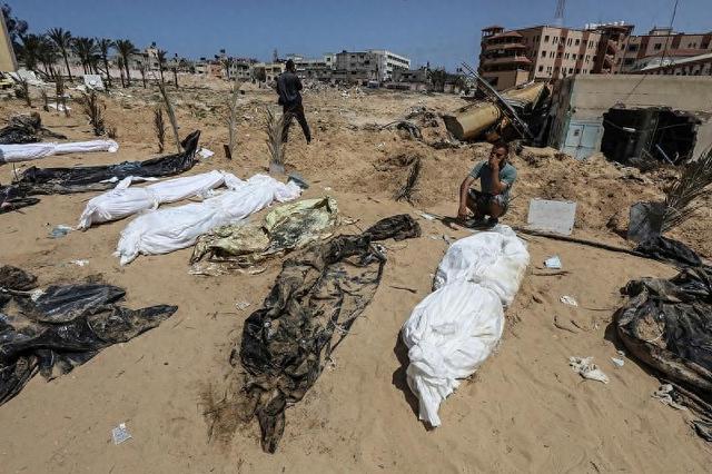 △4月21日，以军撤出汗尤尼斯后，巴勒斯坦卫生工作者在纳赛尔医院发现多具尸体。