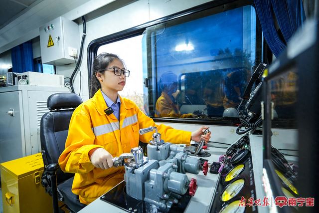 "00后"铁路女司机穿山越岭乘风行