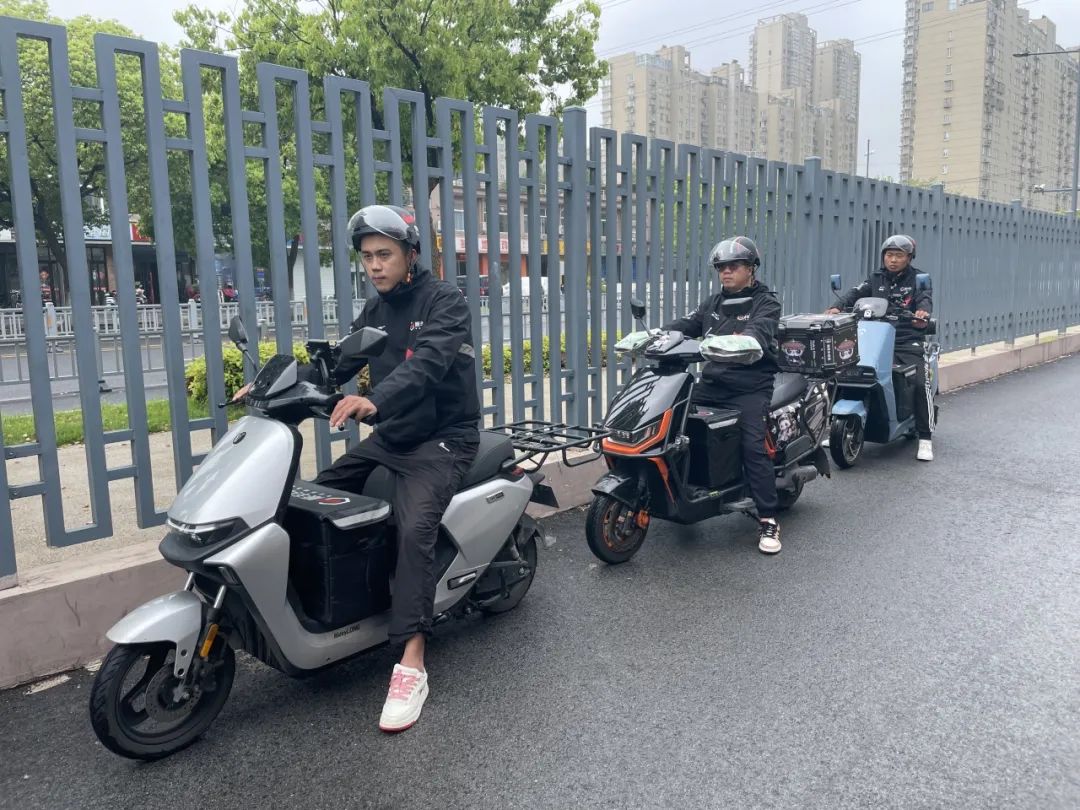 为保障专业高效的送餐服务,顺丰根据送餐需求,成立了"3人3车"公益送餐