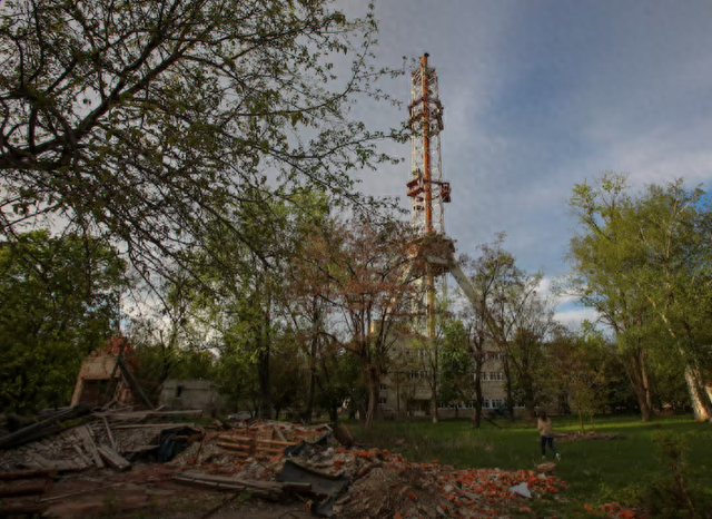 22日，乌克兰哈尔科夫一座电视塔被俄军拦腰炸断。图自外媒