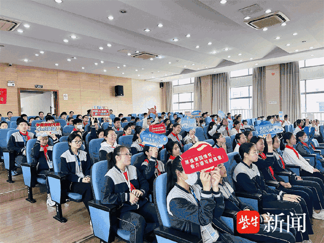 活动现场,姚澄老师为前来参加项目的新闸中心小学,中学的同学们带来了