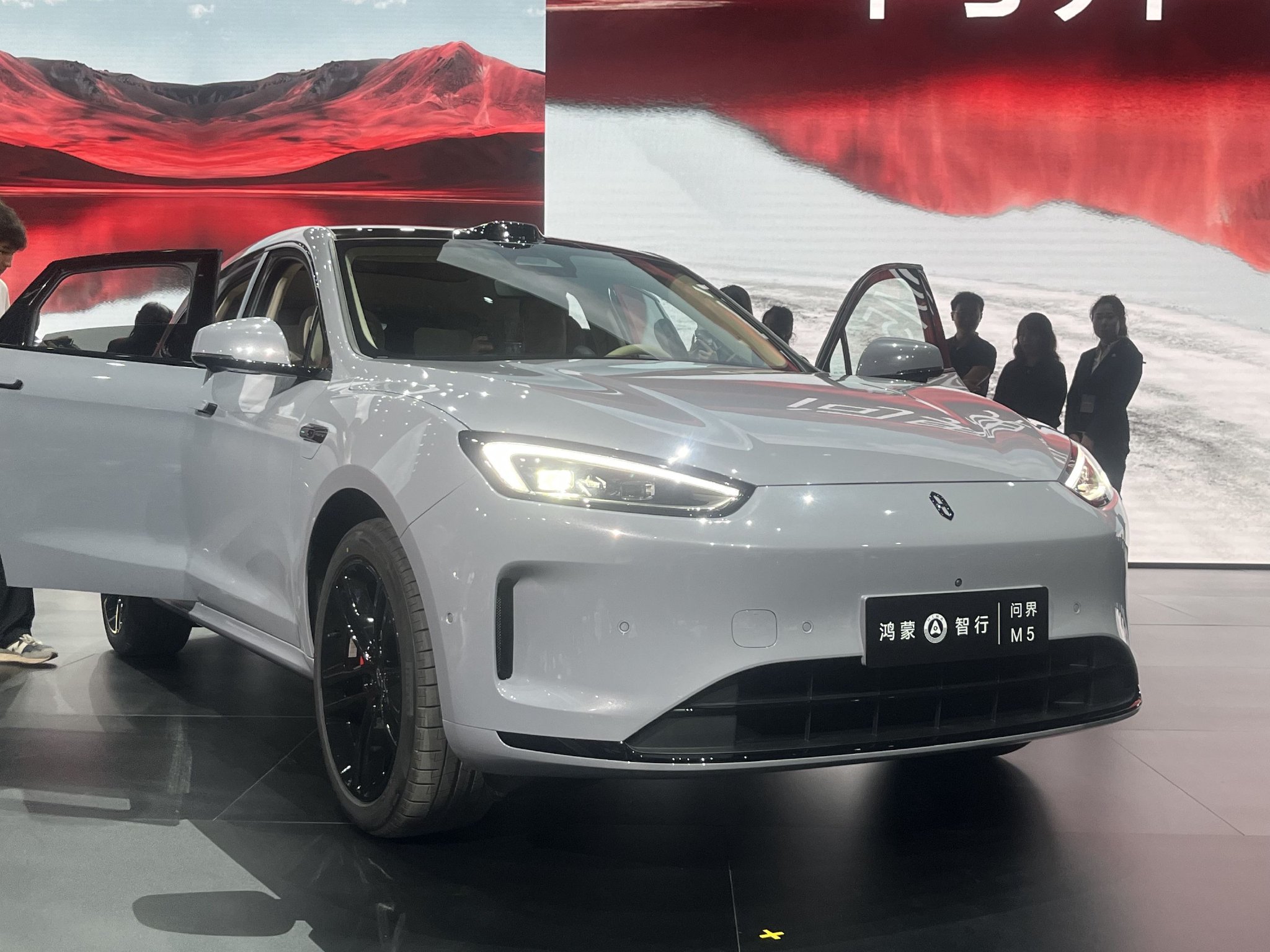 问界新m5全系标配华为高阶智驾,价格区间与理想l6相同|2024北京车展